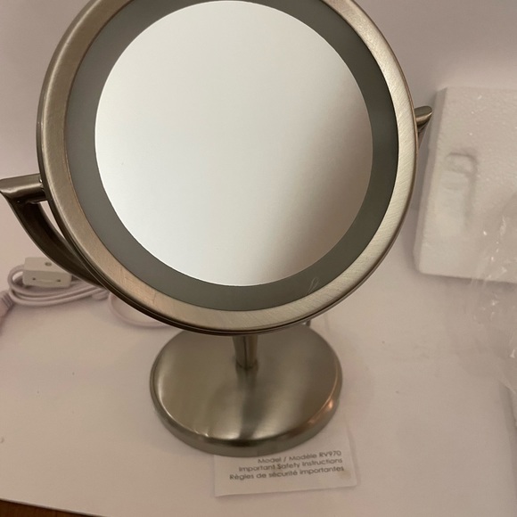 Revlon swivel illuminating mirror in brushed nickel brand new - Picture 3 of 8